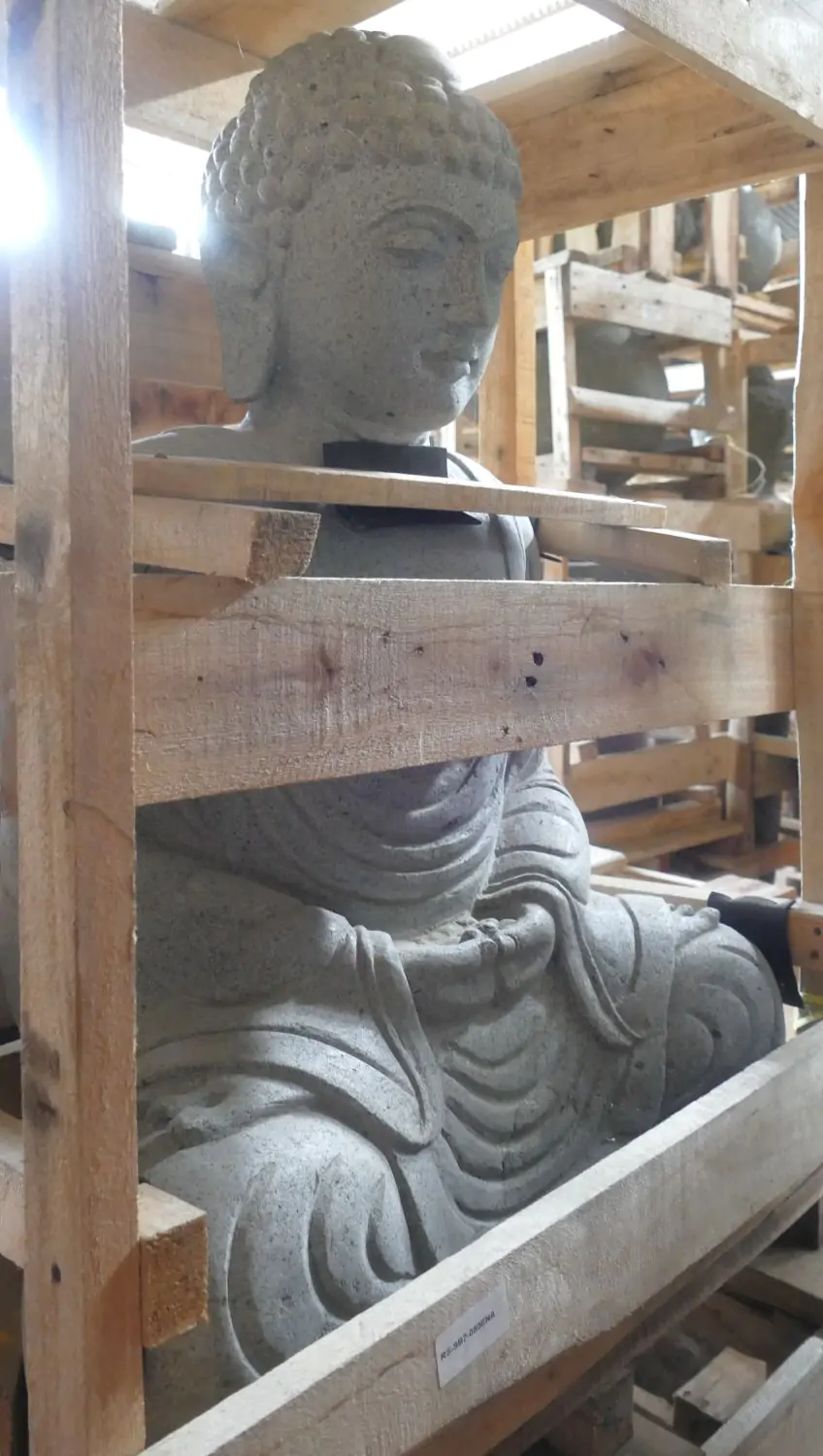  Product image 4 of the product “Seated Buddha made of high value riverstone with the hand gesture “meditation”, height 76cm. Stonemason’s work ”